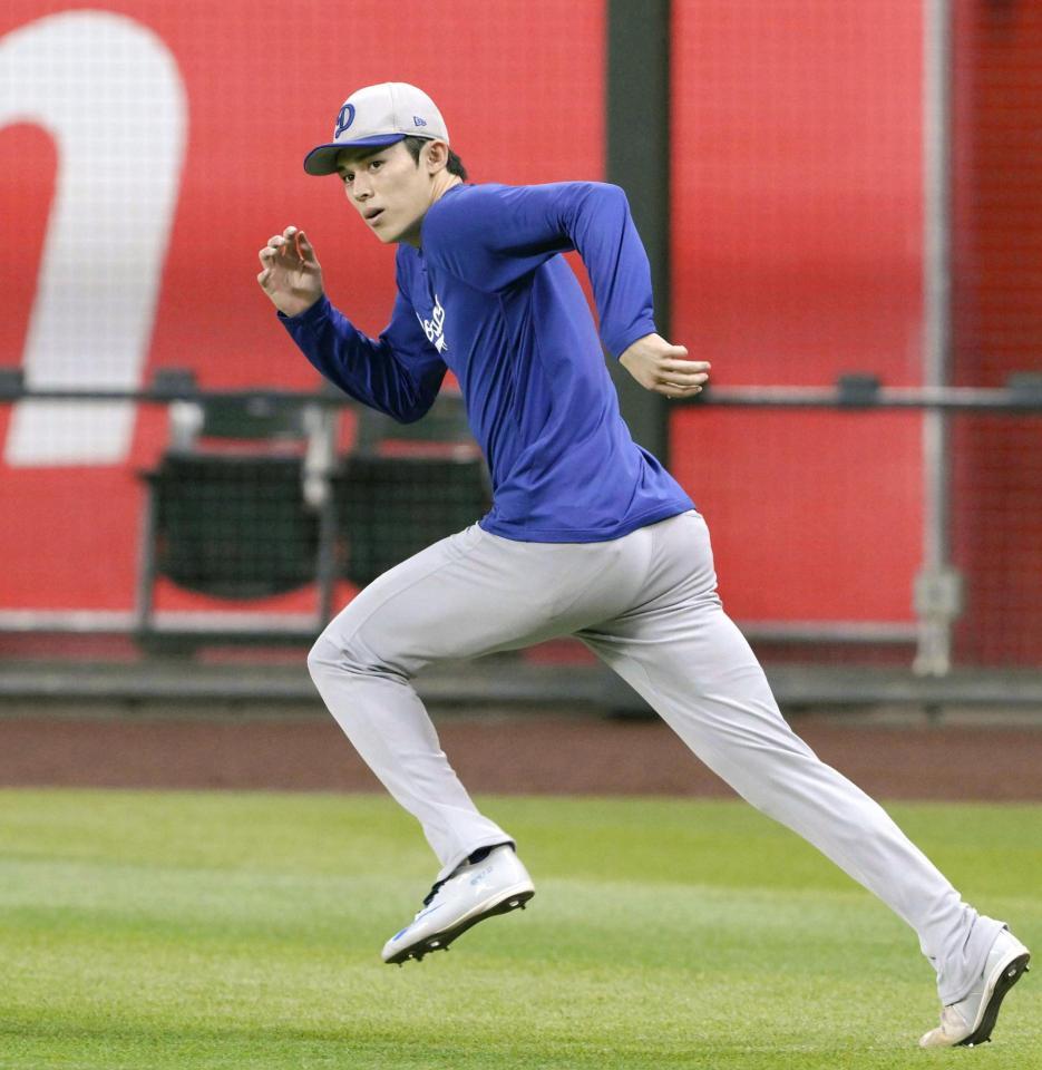 　ウオーミングアップする佐々木（共同）