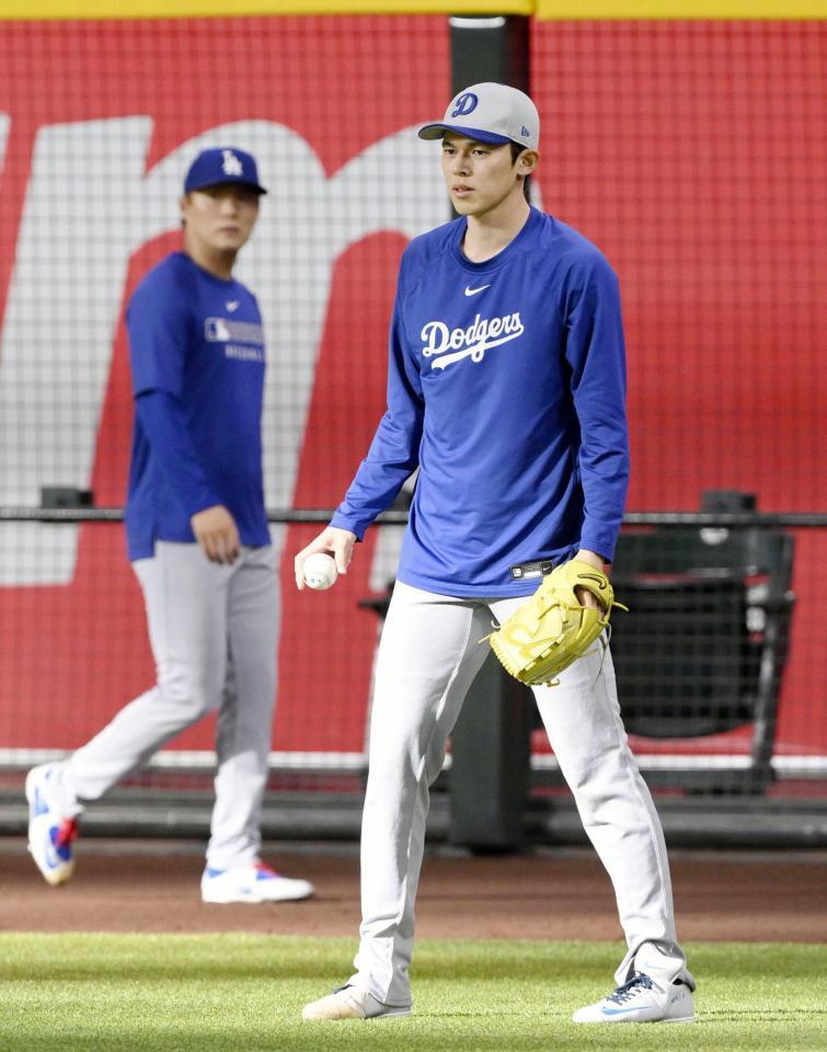 　試合前、調整する佐々木。奥は山本（共同）