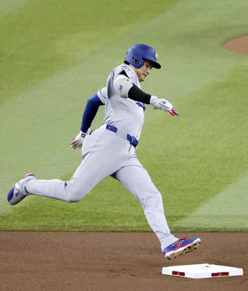 　１回、三塁打を放ち二塁を回る大谷（共同）