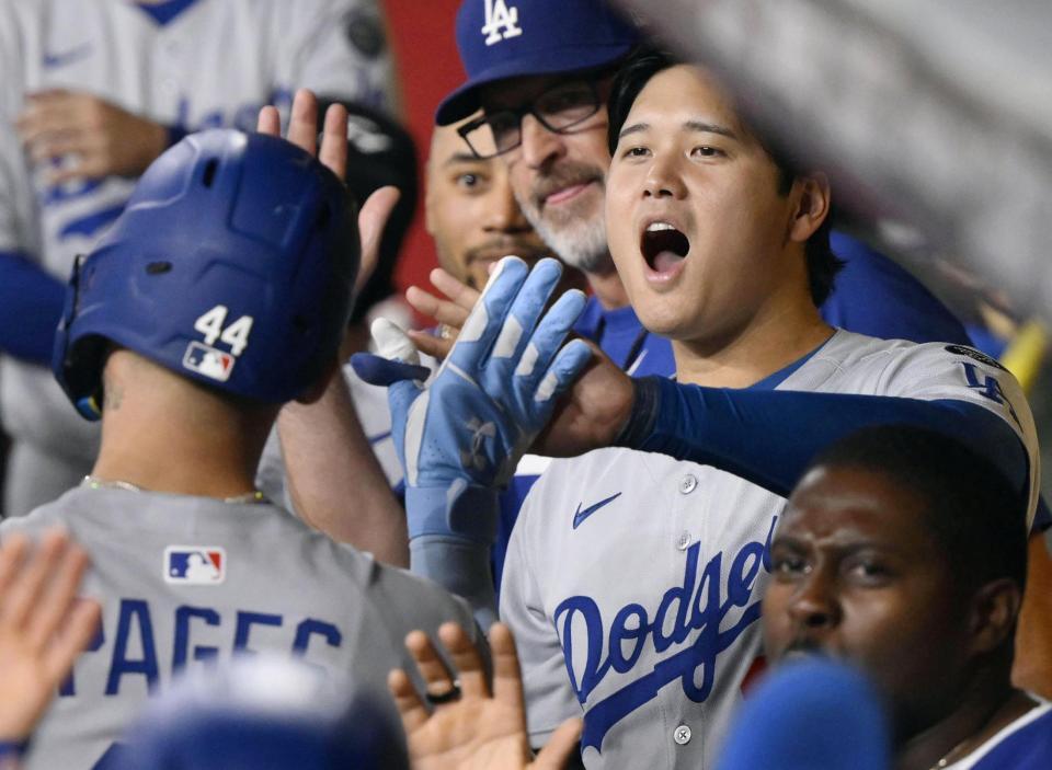 　４回、２ランを放ったパヘス（４４）を迎える大谷（共同）