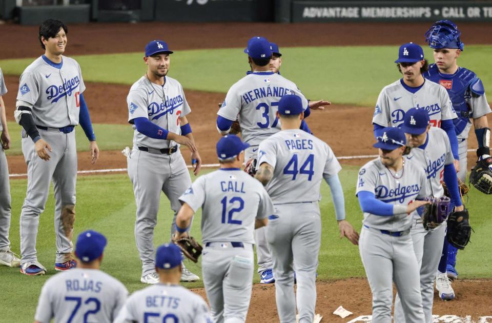 　勝利し、チームメートを迎える大谷（左端）＝共同