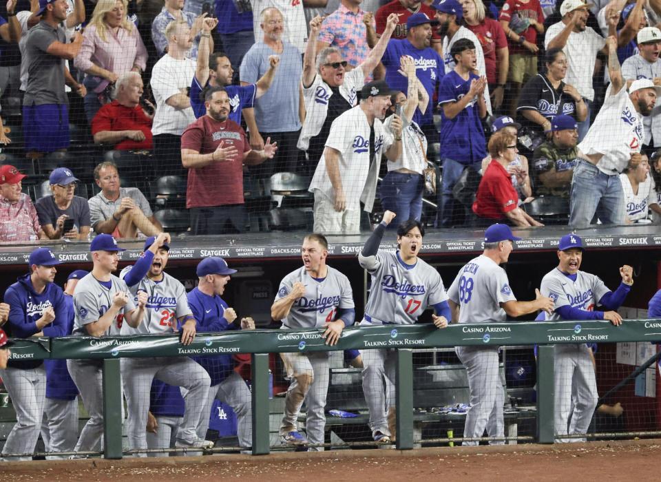 　勝利し、拳を突き上げて喜ぶ大谷（右から３人目）。右端はロバーツ監督＝共同