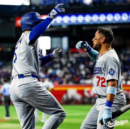 ドジャースが一挙４点のビッグイニング　フリーマンの先制２２号ソロに山本由伸がベンチでガッツポーズ！パヘズ２者連続弾→ベッツ２点打　大谷は満塁で三振
