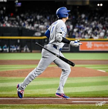 大谷翔平の54号プール弾！着弾直後に飛び込んだ少年がキャッチ　ファンと記念撮影も