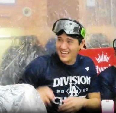 　シャンパンファイトで笑みを浮かべる大谷（撮影・小林信行）