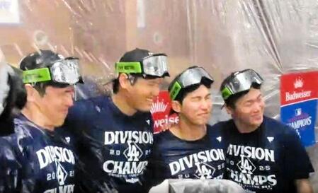 　シャンパンファイトで記念撮影する（左から）佐々木、大谷、キム・ヘソン、山本（撮影・小林信行）