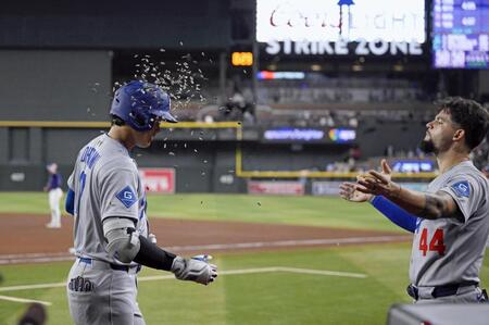 　ダイヤモンドバックス戦の４回、54号２ランを放ちパヘスにヒマワリの種で祝福される大谷（共同）