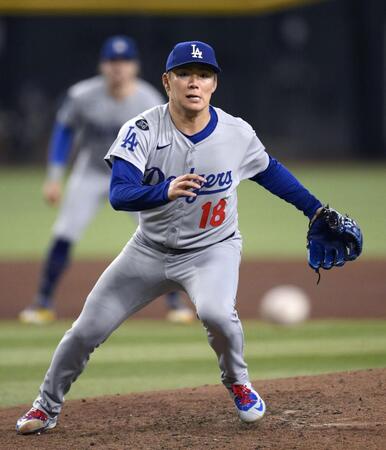 　ダイヤモンドバックス戦の５回、打球に反応する山本。６回無失点で12勝目を挙げた（共同）