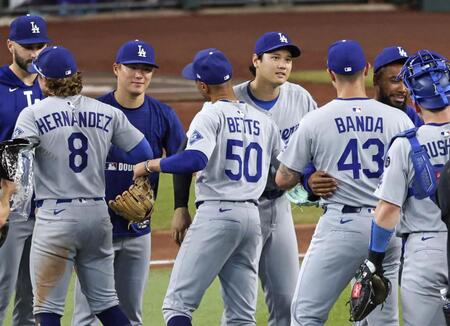 　ダイヤモンドバックスに勝利し、地区優勝を決め山本（奥左から２人目）とチームメートを迎える大谷（同３人目）＝共同