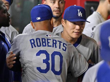 　ダイヤモンドバックス戦に先発し、６回を無失点で投げ終えベンチでロバーツ監督（30）とハグする山本（共同）