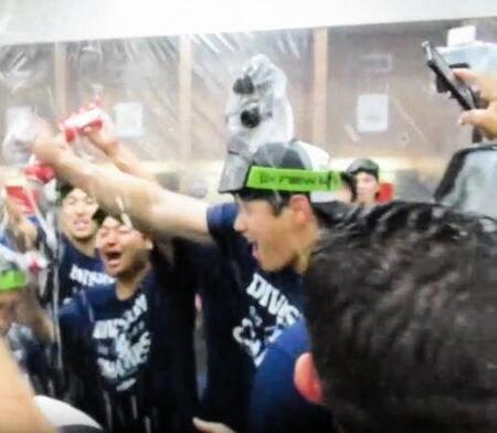 　チームメートにビールを浴びせる大谷（撮影・小林信行）