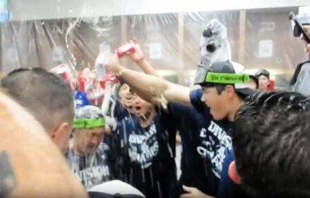 　中島トレーナーにビールをかける大谷（撮影・小林信行）