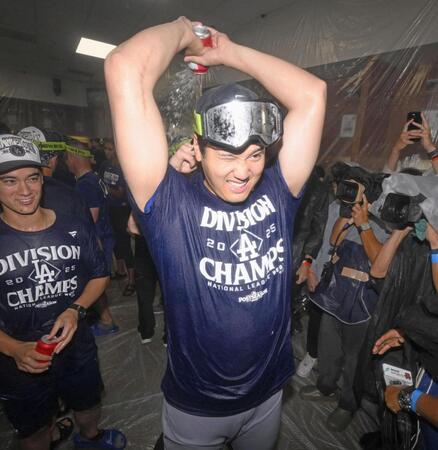 　ナ・リーグ西地区４連覇を決め、シャンパンファイトで喜ぶ大谷（共同）