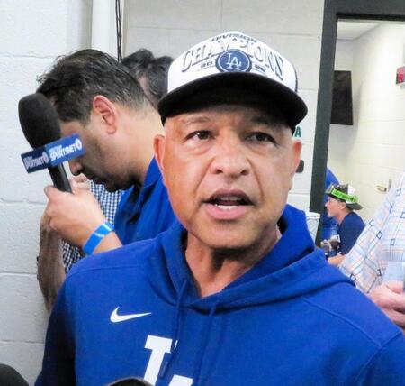 　クラブハウスで報道陣の質問に答えるロバーツ監督（撮影・小林信行）