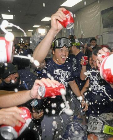 　ナ・リーグ西地区４連覇を決め、シャンパンファイトで喜ぶ大谷（中央）＝共同