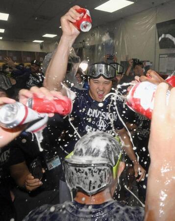 　ナ・リーグ西地区４連覇を決め、シャンパンファイトで喜ぶ大谷（共同）