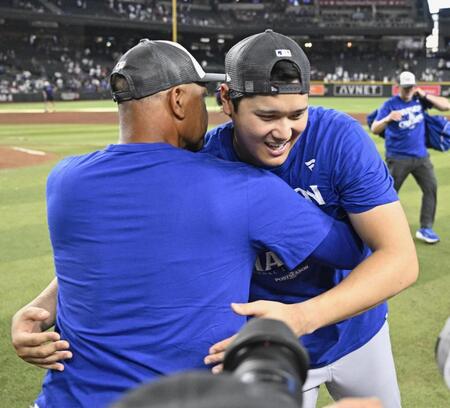 　ナ・リーグ西地区４連覇を決め、ロバーツ監督（左）と抱き合う大谷（共同）