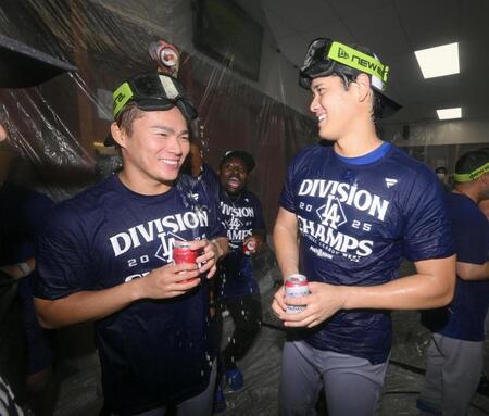 　ナ・リーグ西地区４連覇を決め、シャンパンファイトで喜ぶ山本（左）と大谷（共同）