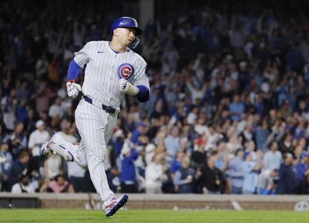 　メッツ戦の６回、２打席連続本塁打となる29号３ランを放った鈴木（共同）