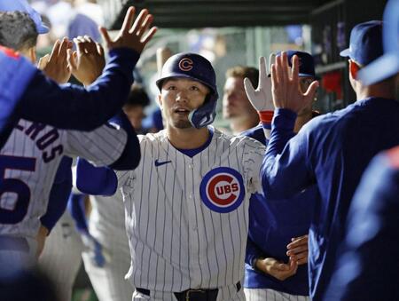 　メッツ戦の４回、28号ソロを放ちチームメートに迎えられる鈴木（共同）