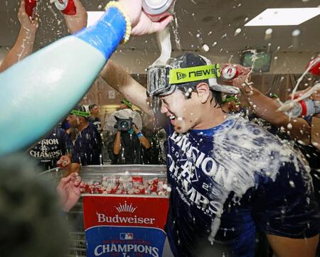 　ナ・リーグ西地区４連覇を決め、シャンパンファイトでビールをかけ合う大谷（代表撮影・共同）