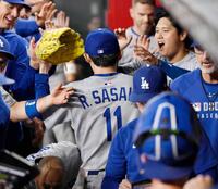 　三者凡退に抑え、ベンチで迎えられる佐々木（共同）