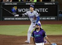 　ダイヤモンドバックス戦の４回、54号２ランを放った大谷（共同）