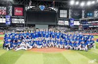 　試合後、記念撮影を行ったドジャースナイン（ロサンゼルス・ドジャース提供）