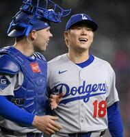 　ダイヤモンドバックス戦の６回を投げ終え、ラッシング（左）と話しながらベンチに戻る山本（共同）