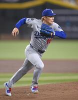 　ダイヤモンドバックス戦の１回、一塁ベースカバーに走る山本。６回無失点で12勝目を挙げた（共同）