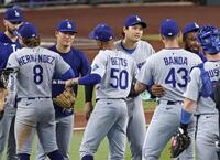 　ダイヤモンドバックスに勝利し、地区優勝を決め山本（奥左から２人目）とチームメートを迎える大谷（同３人目）＝共同