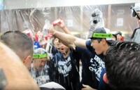 　中島トレーナーにビールをかける大谷（撮影・小林信行）