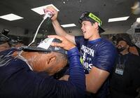 　ナ・リーグ西地区優勝を決め、シャンパンファイトで喜ぶ大谷（右）＝共同