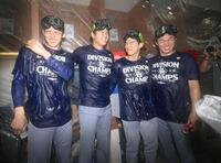 　ナ・リーグ西地区４連覇を決め、シャンパンファイトで喜ぶ（左から）佐々木、大谷、金、山本（提供・共同通信社）