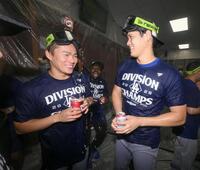 　ナ・リーグ西地区４連覇を決め、シャンパンファイトで喜ぶ山本（左）と大谷（共同）