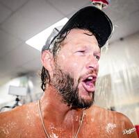 　シャンパンファイトでビールを浴びるカーショー（ロサンゼルス・ドジャース提供）