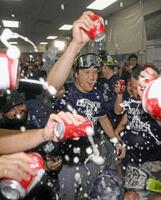 　ナ・リーグ西地区４連覇を決め、シャンパンファイトで喜ぶ大谷（中央）＝共同