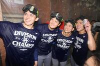 　ナ・リーグ西地区４連覇を決め、記念撮影する（左から）佐々木、大谷、金慧成、山本（共同）