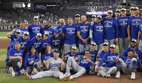 　ナ・リーグ西地区優勝を決め、写真に納まる山本（３列目左端）と大谷（同５人目）＝共同