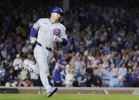 　メッツ戦の６回、２打席連続本塁打となる29号３ランを放った鈴木（共同）