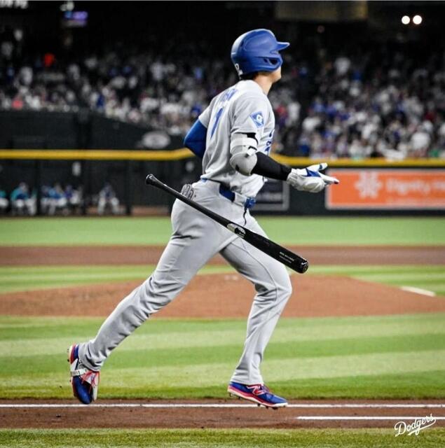 大谷翔平の54号プール弾！着弾直後に飛び込んだ水着の少年がキャッチ