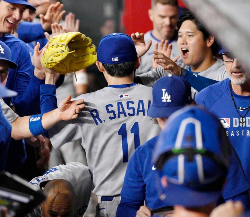 　三者凡退に抑え、ベンチで迎えられる佐々木（共同）