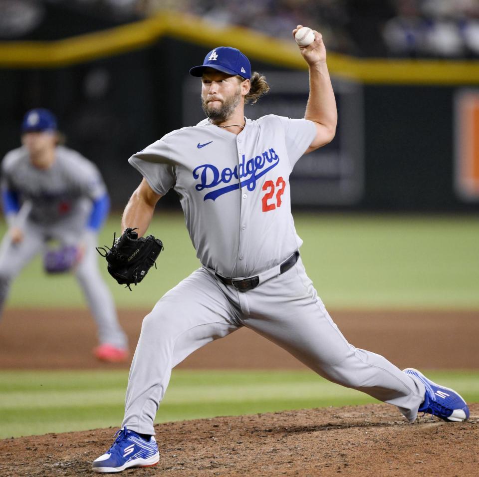 　９回にリリーフ登板したカーショー（共同）