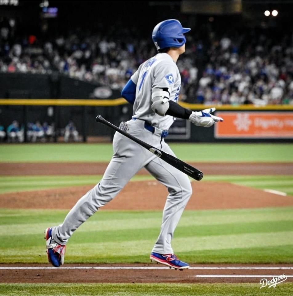 　４回、５４号２ランを放った大谷（ロサンゼルス・ドジャース提供）