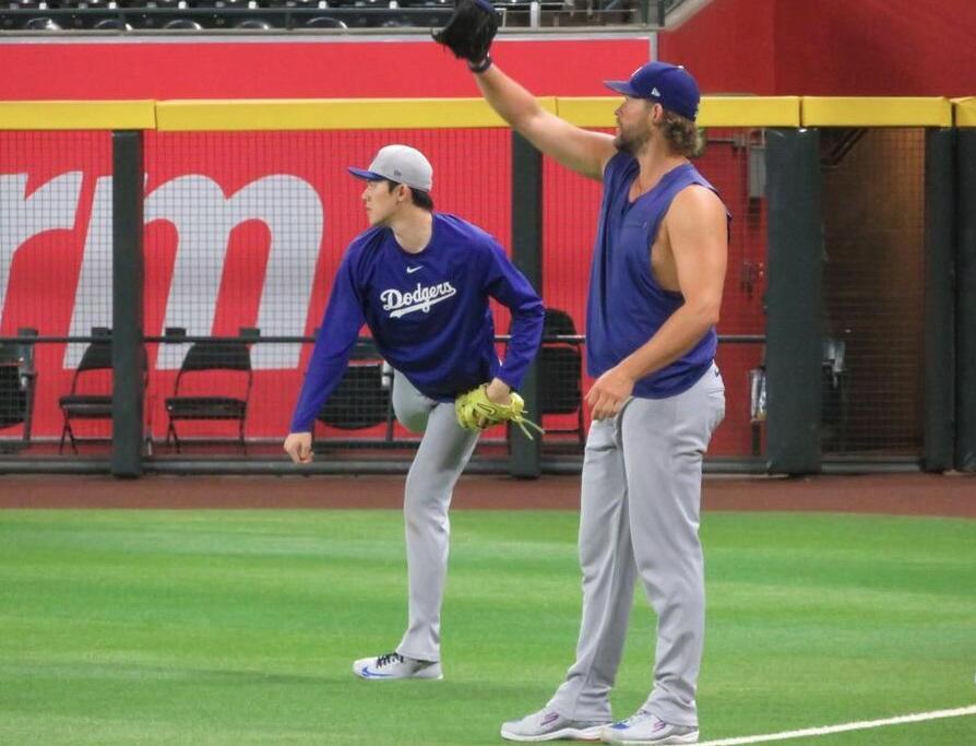 　試合前のフィールドでカーショー（手前）と並んでキャッチボールをする佐々木（撮影・小林信行）