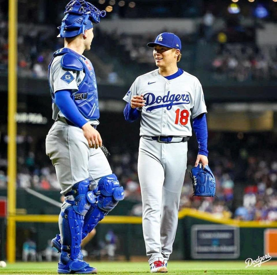 　６回を無失点に抑え、ラッシングと笑みをかわす山本（ロサンゼルス・ドジャース提供）