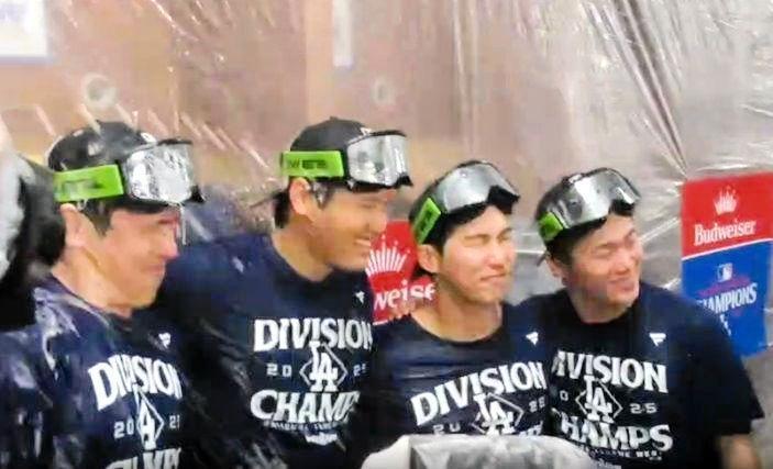 　シャンパンファイトで記念撮影する（左から）佐々木、大谷、キム・ヘソン、山本（撮影・小林信行）