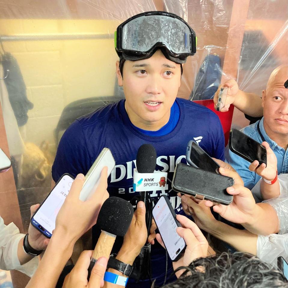 　シャンパンファイト中にインタビューに答える大谷（撮影・小林信行）