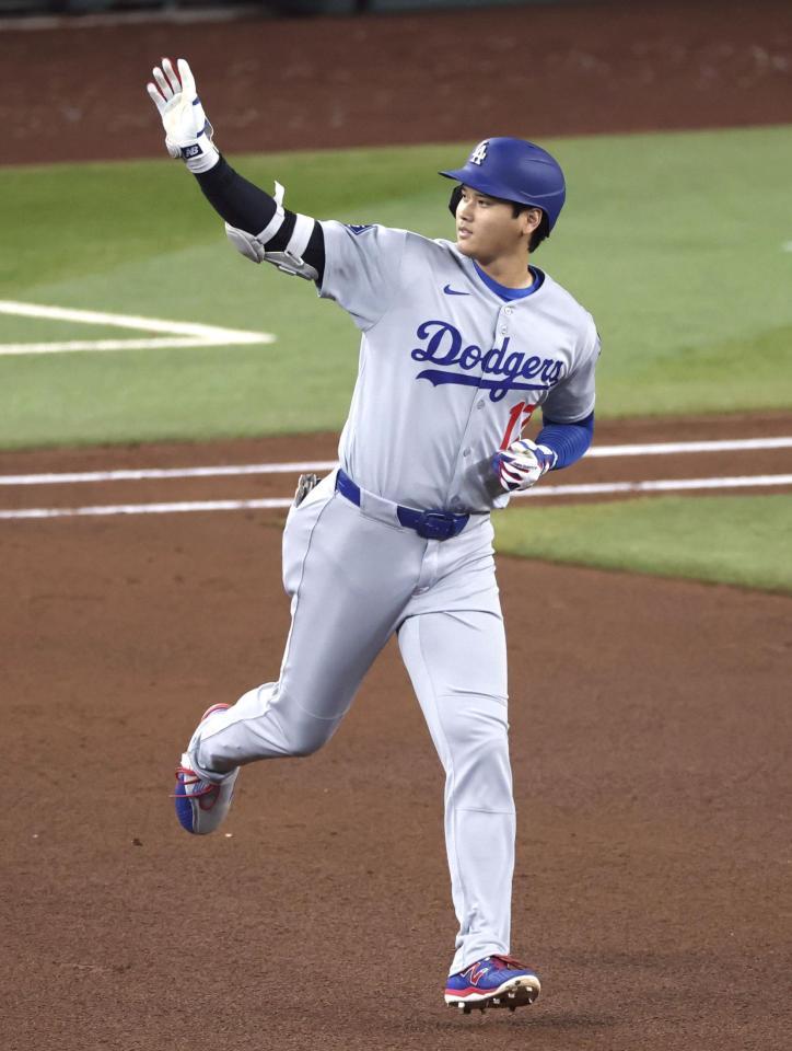 ダイヤモンドバックス戦の４回、54号２ランを放った大谷（共同）