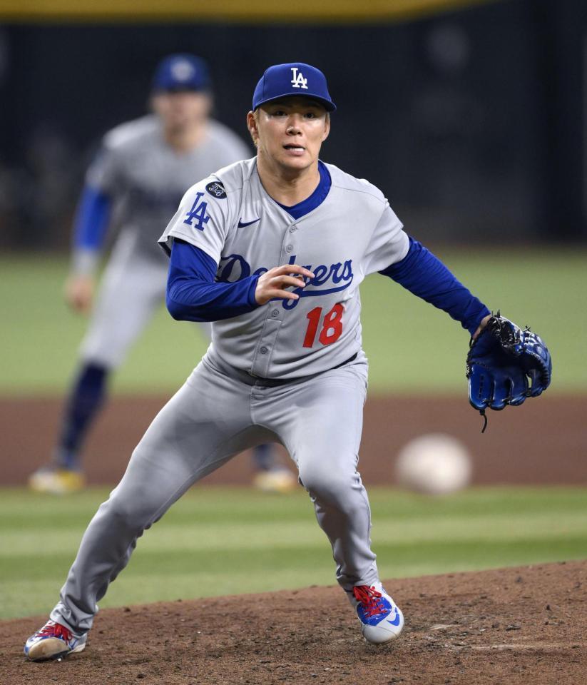 　ダイヤモンドバックス戦の５回、打球に反応する山本。６回無失点で12勝目を挙げた（共同）